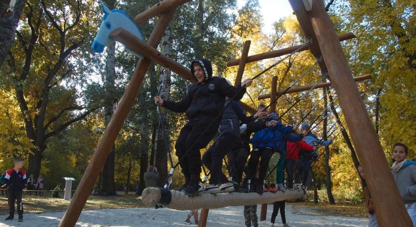 Betyárok bőrébe bújhatnak – kalandos játszótér várja a gyerekeket a Holt-Tisza partján – fotók