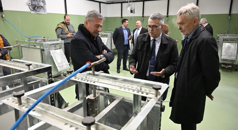 Tejfeldolgozó üzemet és kísérleti laboratóriumot adtak át Óváron