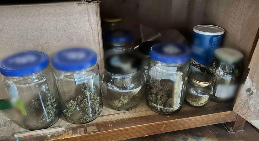 A befőttes üveget is beleszámolta a rendőrség a 22 kilónyi drogfogásba