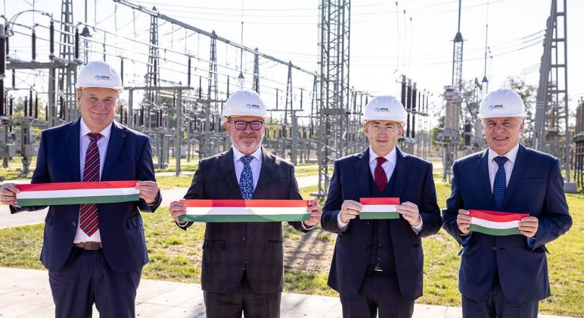 Mészáros Lőrinc személyesen adta át a 18 milliárdos kormánytámogatással épült alállomást