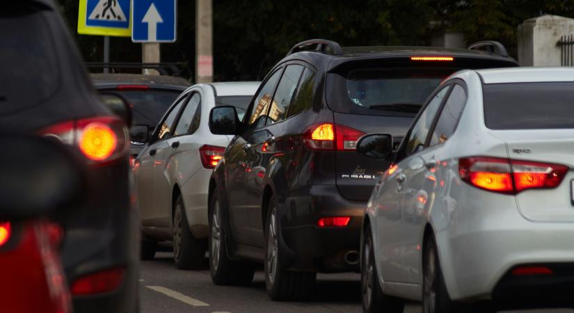 Rohantak a tűzoltók a helyszínre: Budapesten brutális karambol miatt áll a forgalom