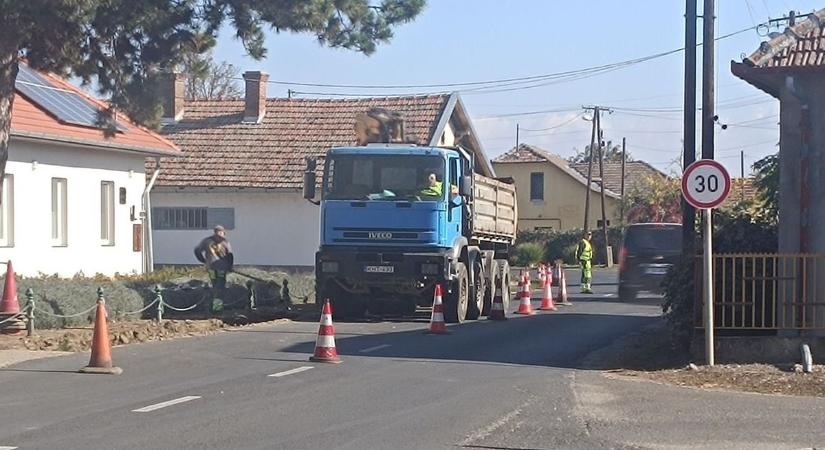 Fontos járdafelújítás kezdődött el Tiszaderzsen
