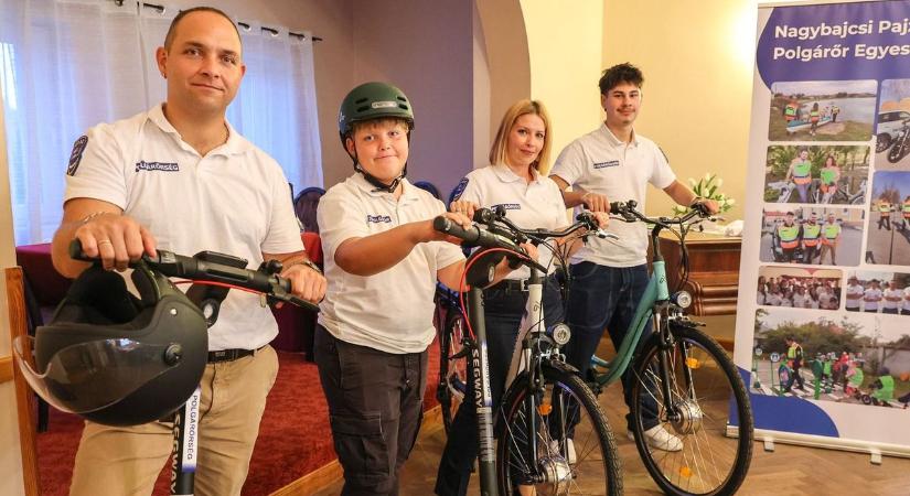 Elektromos rollerekkel és biciklikkel is védik Nagybajcs biztonságát a polgárőrök - fotók, videó
