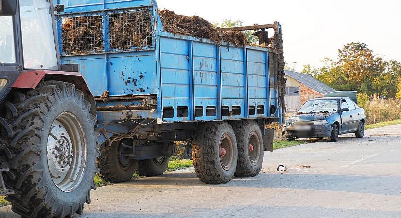 Trágyaszállító hátuljába csapódott egy autó, négyen sérültek meg – galériával