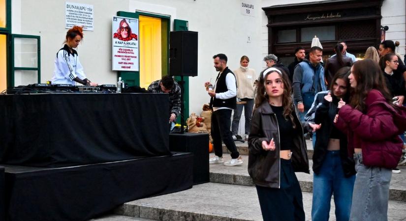 DJ Yamina a győri Dunakapu téren szórakoztatta a közönséget - fotók