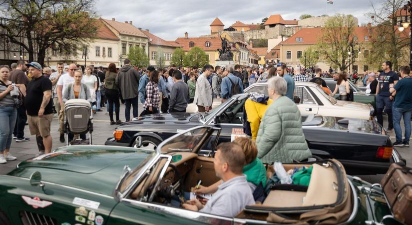 Ismét veterán autócsodák szelik át Hevest