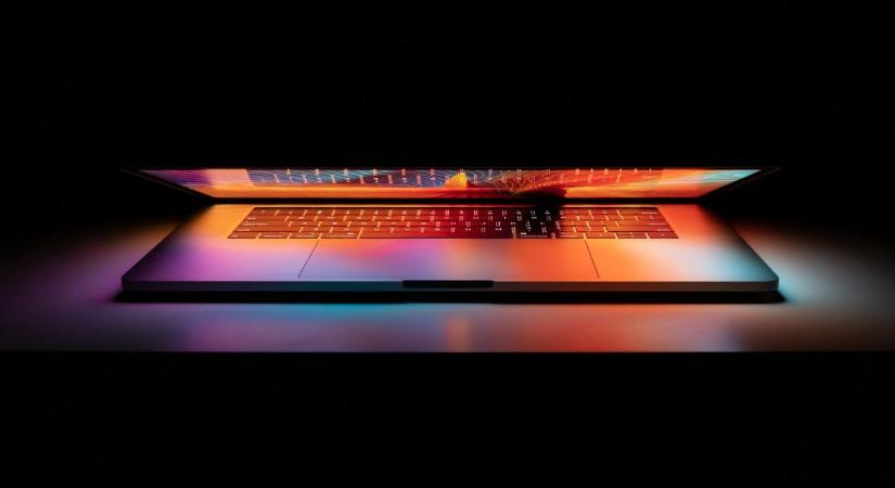 Ismét kicsit kevesebbet találunk a MacBook dobozában