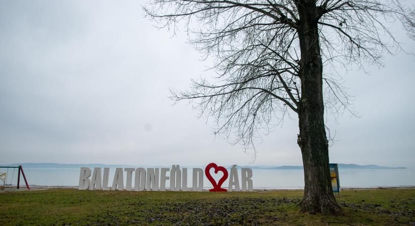 Az Alkotmánybíróságon is bukott a NER-közeli cég, nem lehet kikötőt építeni a balatonföldvári Nyugati-strandon