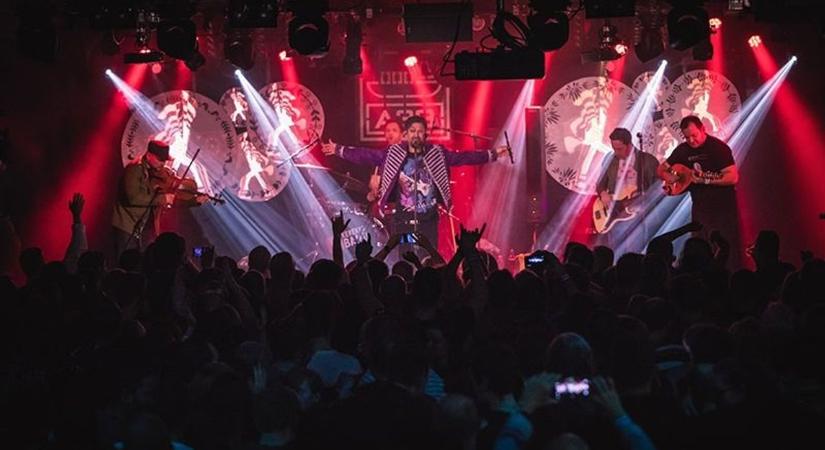 Szokatlan szerepben a Kerekes Band – különleges koncertet ad a népszerű egri zenekar