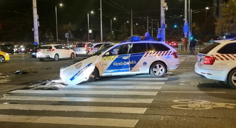 Brutális baleset a Puskás Ferenc Stadionnál: Leszakadt a rendőrautó motorházteteje - helyszíni fotók
