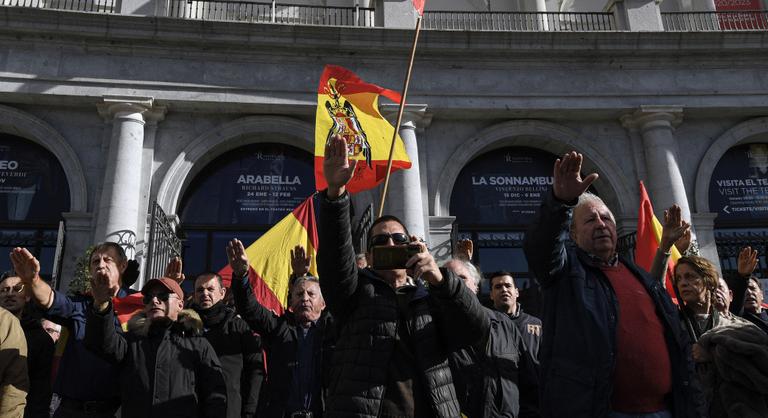 Kapaszkodjon meg: egyre több spanyol sírja vissza Franco diktatúráját