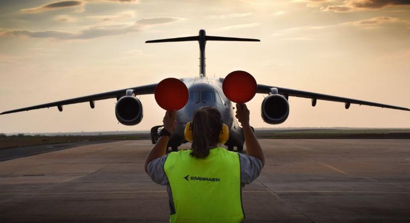 Honvédségi bejelentés: Magyarország legújabb óriási katonai repülőgépe rövidesen megérkezik Kecskemétre – fotókon a majdnem kész KC-390-es