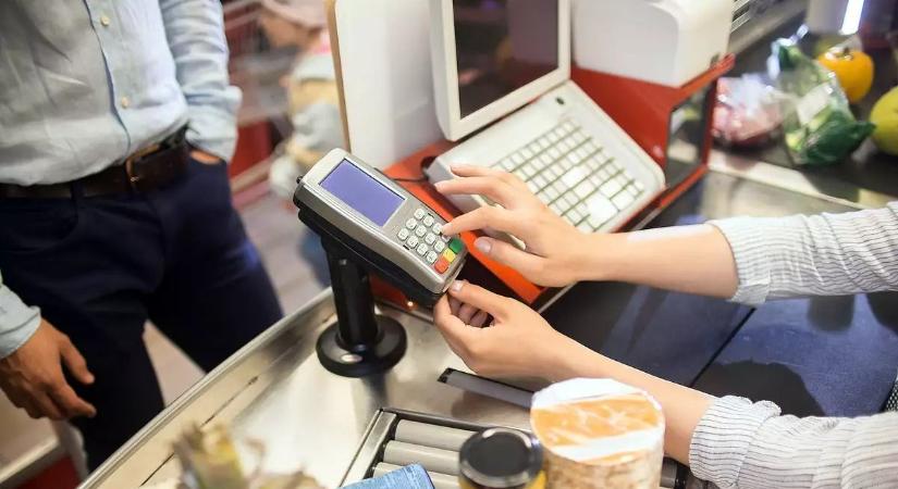 Éveken keresztül lopkodott a pénztáros a kisbolt kasszájából