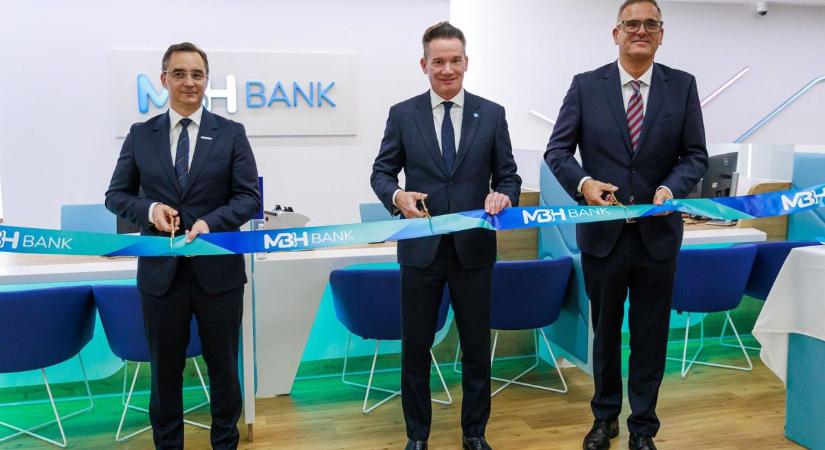 Új bankfiók nyílt Debrecenben, nagyszabású átadót tartottak