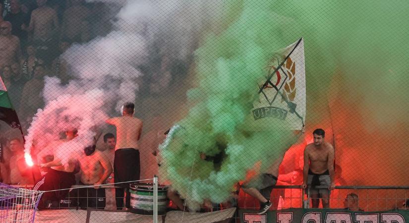Káosz volt az Újpest-Fradin, robbant a petárda, váratlan döntést hozott a bíró
