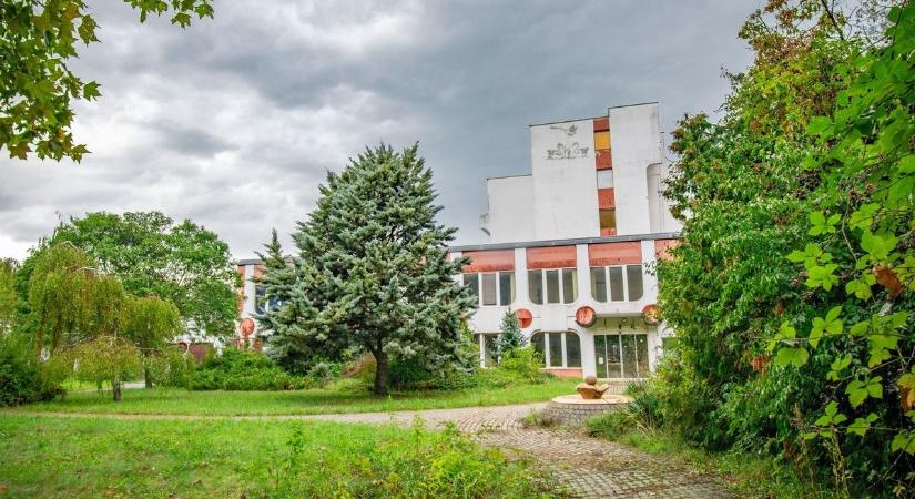 Évek óta bezárt az ikonikus balatoni szálloda, de a berendezése még mindig érintetlen ( fotók)