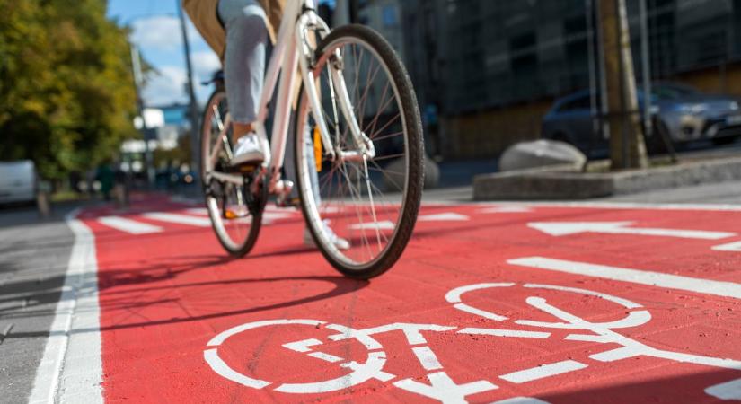 Balesetveszélyes ez a pécsi út – a bringások és gyalogosok is veszélyben vannak!