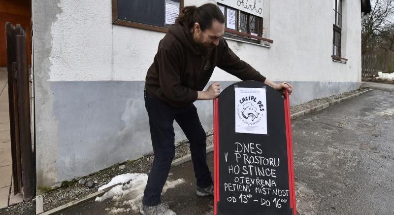 Tiltakoznak a korlátozások ellen, több száz étterem és bár nyitott ki Csehországban