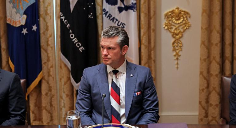 Hihetetlen jelenetek a Trump–Zelenszkij-találkozón: meglepő ruhadarabot villantott a védelmi miniszter