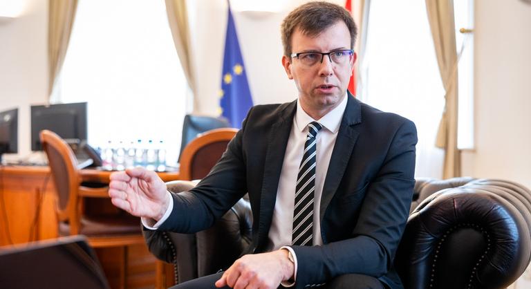 Háború indult Európa lelkéért, Orbán Viktor az egyik kulcsemberét küldte az ütközetbe