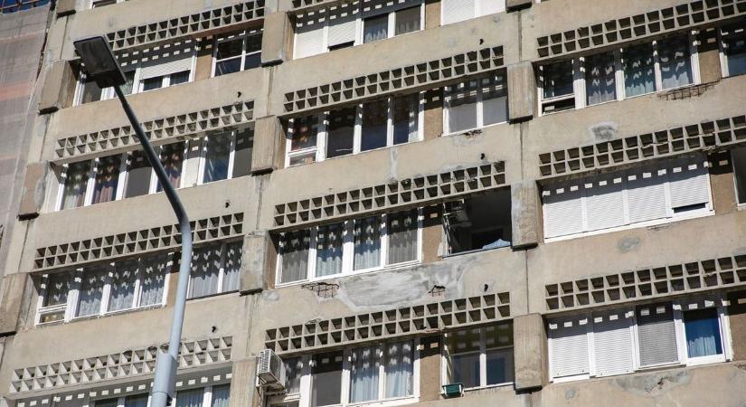 Borzasztó véletlen miatt halt meg egy férfi Debrecenben, a társasháznál ott kísért a tragédia emléke – fotókkal!