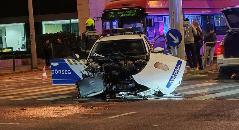 Rendőrautó ütközött egy BMW-vel
