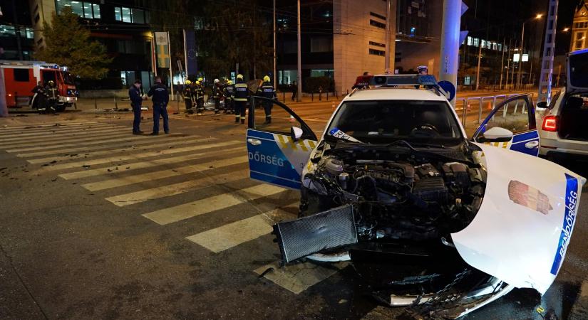 Rendőrautóval ütközött a Kerepesi és a Hungária körút kereszteződésében