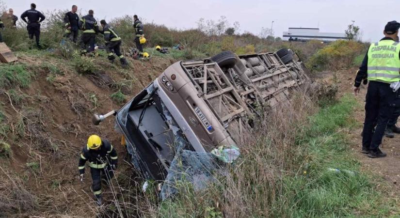 Háromra nőtt a buszbaleset áldozatainak száma, nyolcan intenzív ellátásra szorulnak