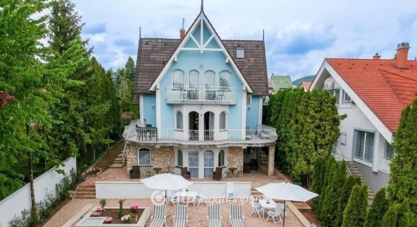 Strandközeli luxus Balatonfüreden – ez a villa minden vágyat kielégít, de megkérik az árát!