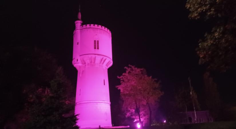Rózsaszín ragyogással a mellrák megelőzéséért – a figyelemfelkeltés céljából világították meg a komáromi Víztornyot