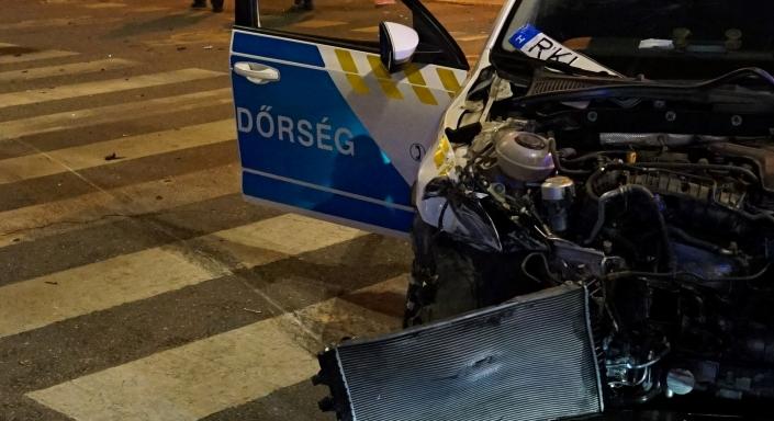 Durva baleset Budapesten, egy rendőrautó karambolozott