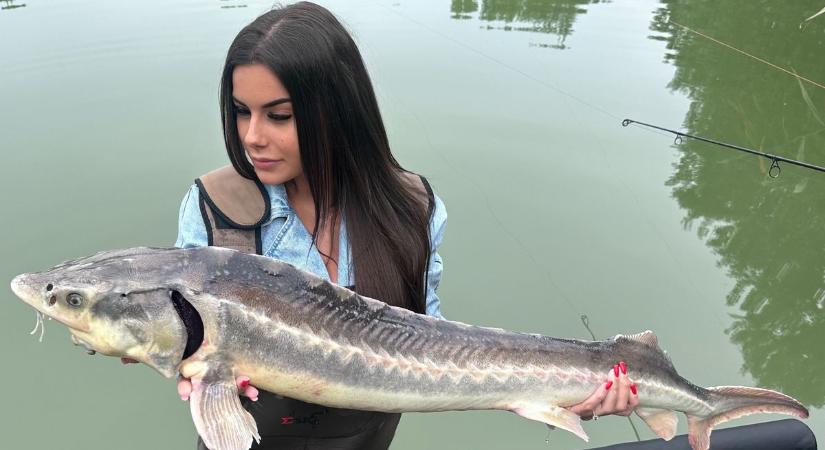Stílusosan és szenvedéllyel csalizza fel a botokat a siófoki szépség – örül a zsákmány a karjaiban
