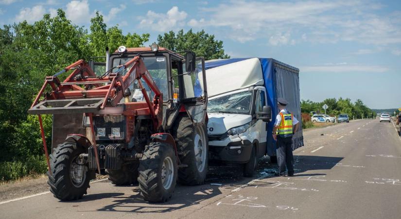 Baleset az M7-esnél: traktor és teherautó ütközött