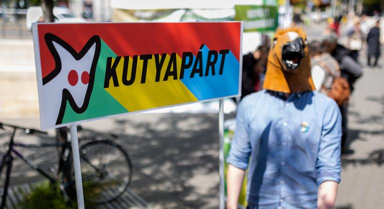 Béna temus reklámmal osztja a pénzt a Kutyapárt