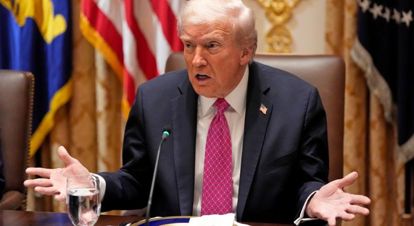 Hoppá, kiszúszott: Élőadásban káromkodta el magát Donald Trump