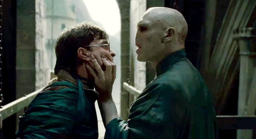 A Harry Potter-sorozat új forgatási fotói azt sejtetik, hogy Voldemort már igen korán feltűnik, és Harry szüleinek meggyilkolását minden eddiginél részletesebben megismerjük