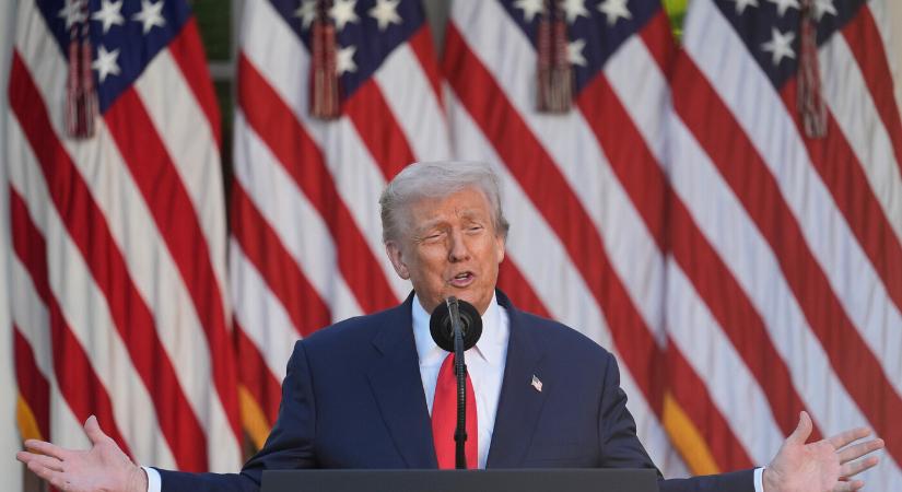 Trump aláírta a teherautók és buszok importjára vonatkozó vámszabályt