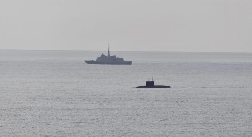 Csúnyán megtrollkodta a NATO a La Manche-csatornából előbukkanó, meghibásodott orosz tengeralattjárót
