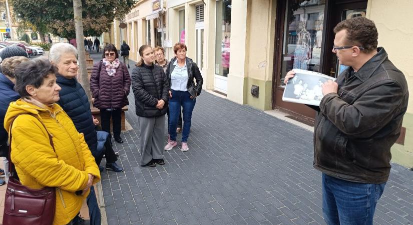 Helytörténeti séta csornai kapukhoz, világháborús emlékek és vallási szimbólumok a belvárosban