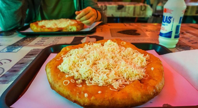 Először evett lángost egy külföldi, a reakciója rendkívül szokatlan