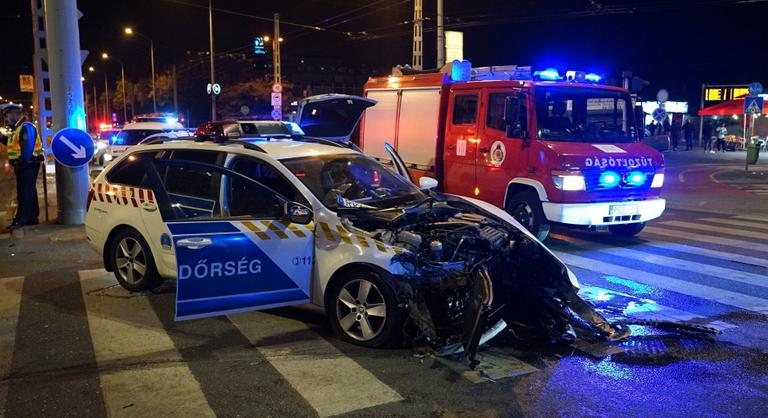 Rendőrautó és személyautó ütközött a Kerepesi úton, ketten kórházba kerültek