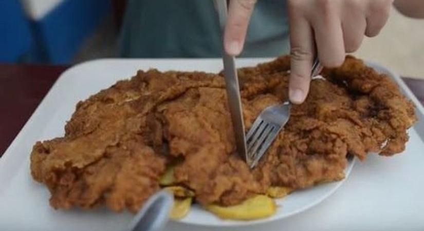 A magyarok szent étele: a tányérról lelógó rántotthús – mit árul el rólunk ez a szokás?