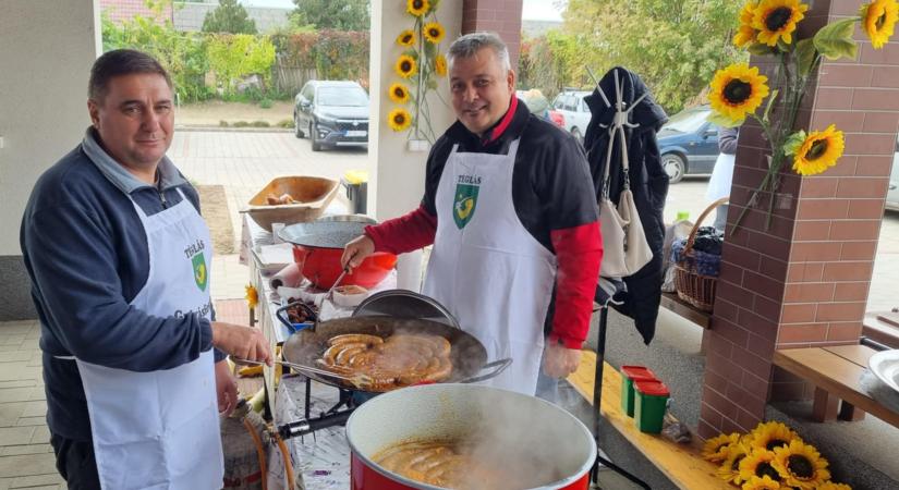 Füst és jókedv Tégláson – ilyen a Kolbásztöltő Nap!