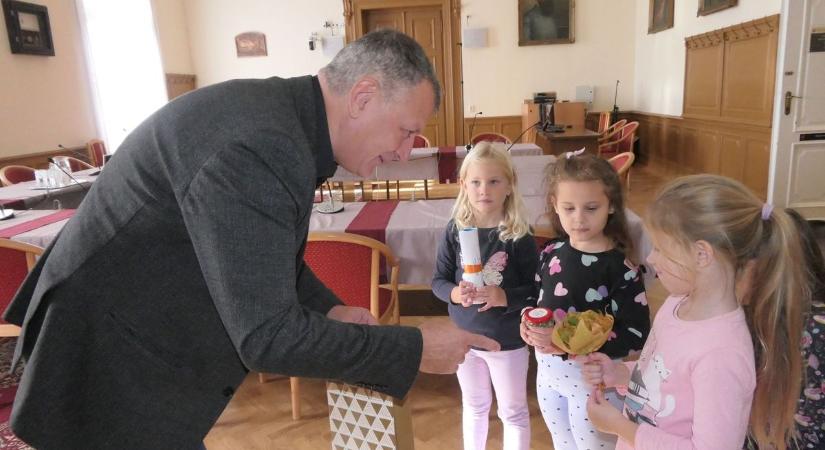 A legkisebbek látogattak el a városházára, ahol számos érdekesség várta őket