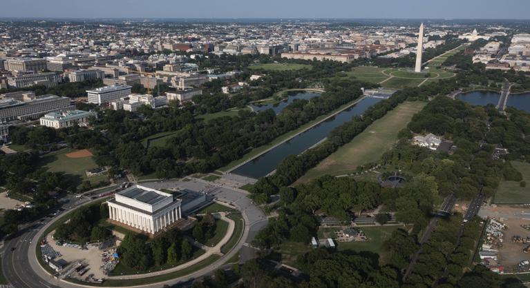 Diadalív, aranydíszek, portréfal: Donald Trump építkezik