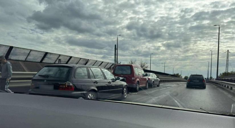 Három autó ütközött össze egy forgalmas útszakaszon Debrecenben! – fotókkal!