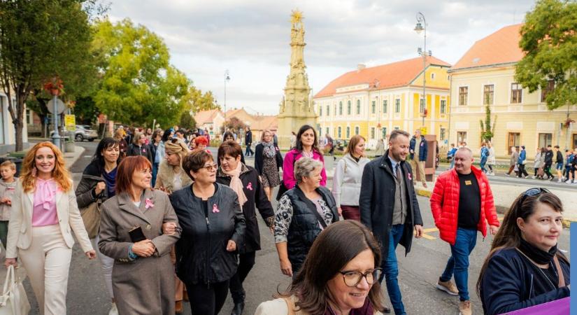 Az egészségünkért léptek: Figyelemfelhívó séta a mellrák megelőzéséért Bonyhádon