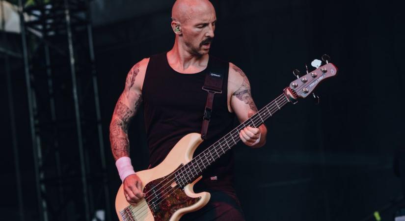 Négy év után távozik az Alvin és a Mókusok basszusgitárosa