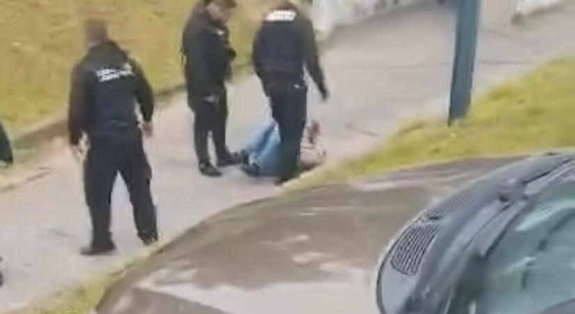 Biztonsági őrök vertek meg egy férfit a bevásárlóközpont előtt – a hatóság cáfolta, hogy rendőrök lettek volna