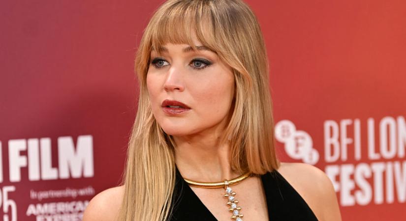 Káprázatos – Jennifer Lawrence merész hát nélküli ruháját akarja most mindenki